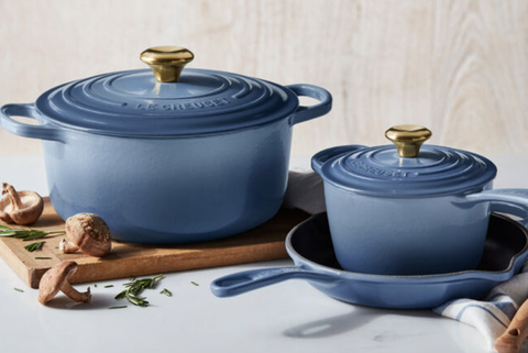 أواني طهي le creuset باللون الأزرق الجديد