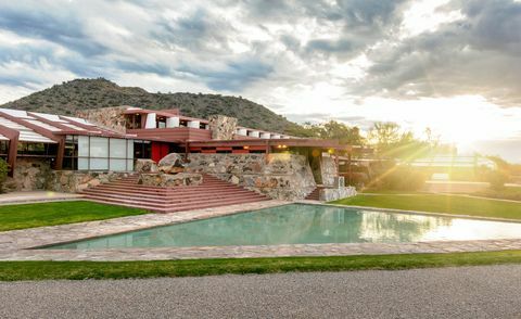 مبنى Taliesin West مع الماء في المقدمة من تصميم فرانك لويد رايت