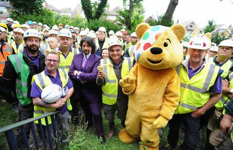 DIY SOS: إنشاء مليون جنيه لأطفال BBC المحتاجين - Laurence Llewelyn-Bowen ، Pudsey Pudsey مع فريق DIY SOS بما في ذلك Nick Knowles