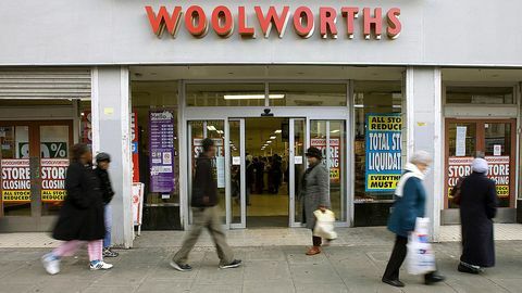 المتسوقون يمشون عبر متجر Woolworths