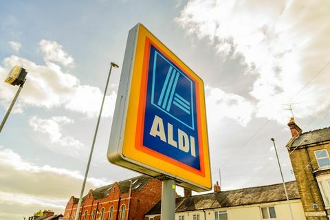 علامة شعار Aldi في وسط مدينة نورثامبتون