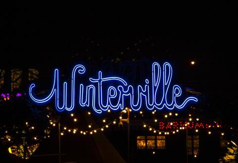 المنظر الليلي لعلامة مدخل Winterville النيون ، معرض عيد الميلاد الاحتفالي في لندن في Clapham Common ، 22/12/2017