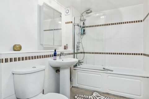 Old Royal Free Place - Islington - bathroom - Savills