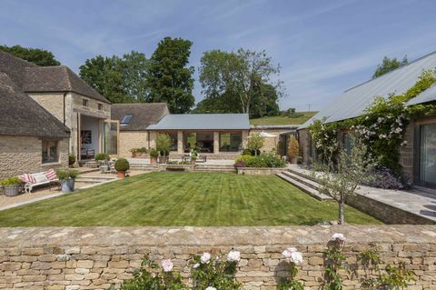 Vale Farm - Tetbury - Cotswolds - courtyard - Knight Frank