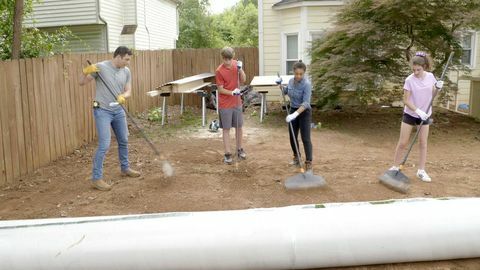 backyard blout gators vs bulldogs backyard episode 109 المصورة في هذه الشاشة l r jonathan kidder ، jacob ، sana garner ، hailey photo by peacock