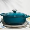 تتمتع Le Creuset بخصومات بمناسبة العام الجديد على أواني الطهي المصنوعة من الحديد الزهر