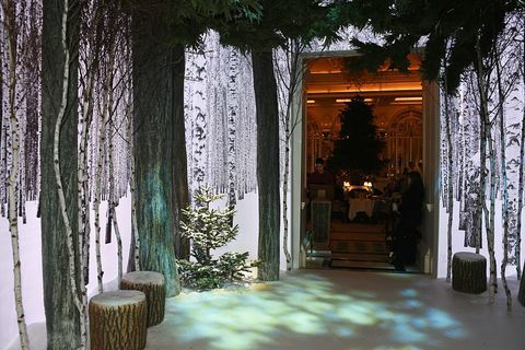 منظر عام للأجواء في Claridge's Christmas Tree 2016 Party ، مع شجرة صممها Sir Jony Ive و Marc Newson ، في Claridge's Hotel في 19 نوفمبر 2016 في لندن ، إنجلترا.