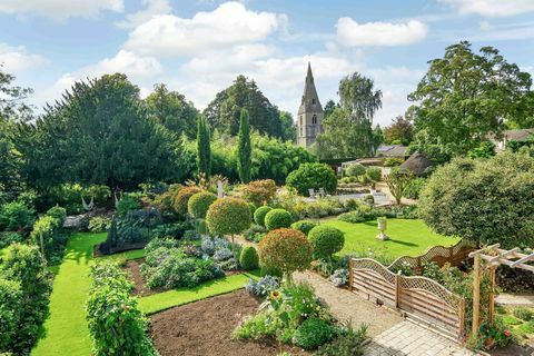 Greatford Mill garden، Stamford، Lincolnshire، Fine & Country