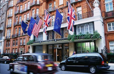 يتمتع فندق Claridges الفاخر ذو الخمس نجوم برعاية الأثرياء والمشاهير في شارع بروك مايفير.