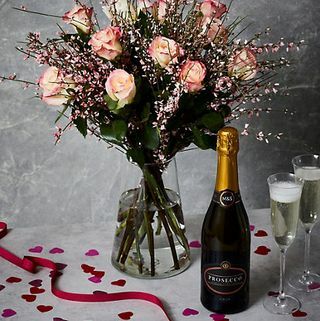 باقة Dozen Pink Roses & Prosecco (التوصيل من 9 فبراير 2023)