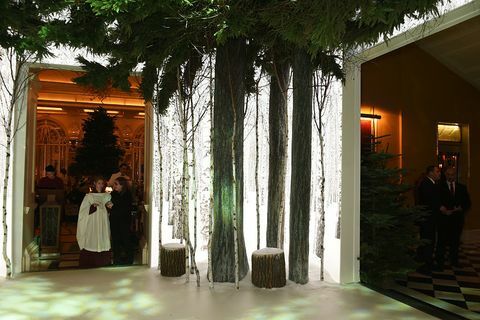 منظر عام للأجواء في Claridge's Christmas Tree 2016 Party ، مع شجرة صممها Sir Jony Ive و Marc Newson ، في Claridge's Hotel في 19 نوفمبر 2016 في لندن ، إنجلترا.