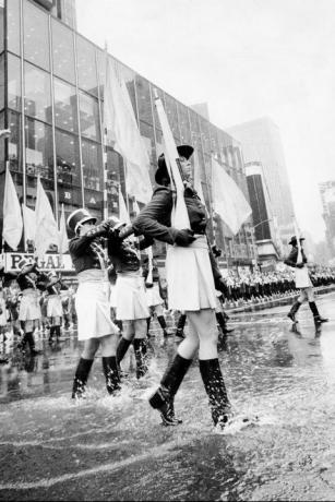 فرقة مسيرة تعزف تحت المطر في موكب ماسيس عام 1975