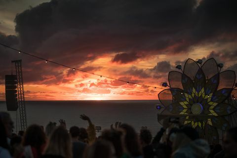 نيوكواي ، إنجلترا ، أغسطس ، 10 أشخاص يجتمعون عند غروب الشمس في مهرجان موسيقى Boardmasters السنوي في Watergate Bay في 10 أغسطس 2018 في كورنوال ، إنجلترا منذ عام 1981 ، أقيمت في نيوكواي وهي الآن جزء من أكبر خمسة أيام للتزلج على الأمواج والتزلج ومهرجان الموسيقى ، بينما يشهد مهرجان الموسيقى عرض العروض الرئيسية للجمهور في Watergate Bay the Surf تجذب المنافسة راكبي الأمواج المحترفين من جميع أنحاء العالم للتنافس على ساحل الكورنيش الذي يعتبره الكثيرون مسقط رأس الصورة البريطانية الحديثة لركوب الأمواج بواسطة مات كارديجيتي الصور