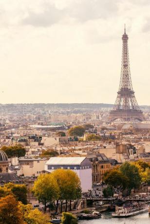 أفق باريس مع برج إيفل وجسر pont des Arts عند غروب الشمس ، فرنسا