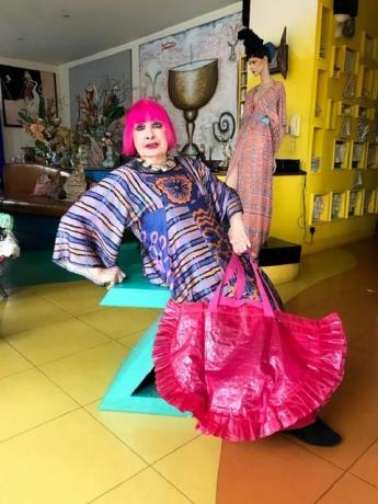 حقيبة حمل karismatisk مستوحاة من frakta ، من مجموعة ايكيا الجديدة مع zandra rhodes