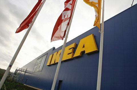 الأعلام تطير في متجر Ikea الجديد في بلفاست