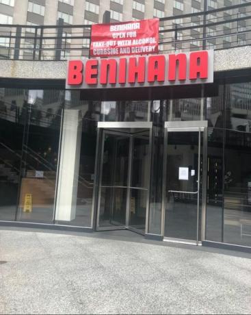 لافتة benihana تعلن عن فتحها للإخراج مع الكحول للاستلام أو التسليم أثناء أزمة فيروس كورونا في شيكاغو ، تصوير روث هيتري سينكلير مجموعة صور عالمية عبر جيتي الصور